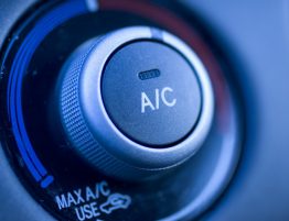 przycisk klimatyzacji w samochodzie
